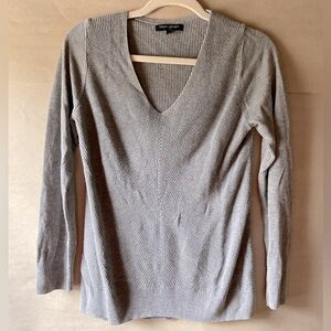 Banana Republic Heather Gray V-Neck Pullover. Size S.